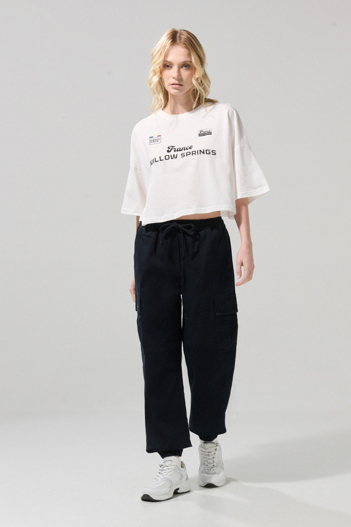 Camiseta oversize crop top crema con arte college