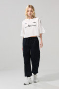 Camiseta oversize crop top crema con arte college