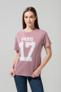 Camiseta rosada oscura college con cuello redondo