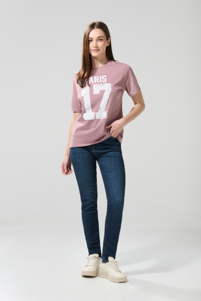 Camiseta rosada oscura college con cuello redondo