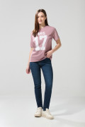 Camiseta rosada oscura college con cuello redondo