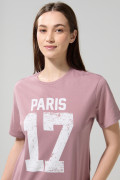 Camiseta rosada oscura college con cuello redondo
