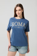 Camiseta azul oscura college con manga corta y hombro rodado