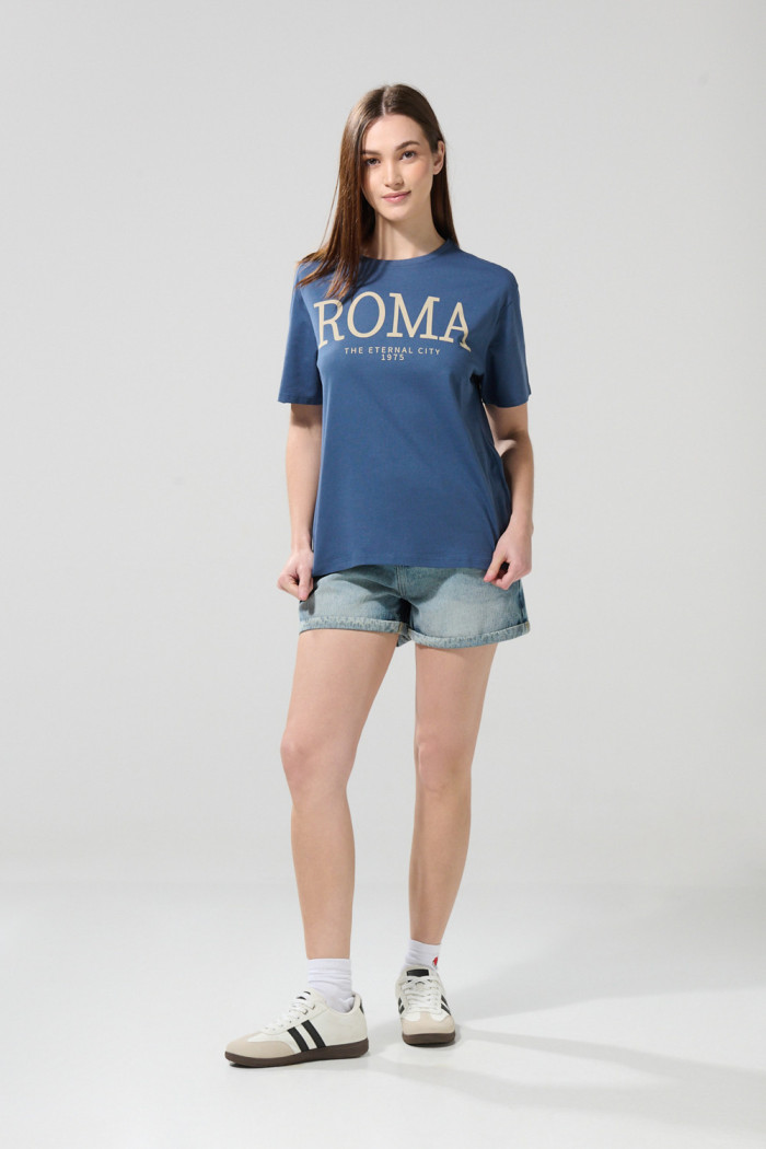 Camiseta azul oscura college con manga corta y hombro rodado