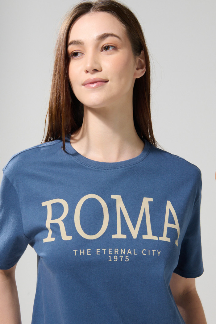 Camiseta azul oscura college con manga corta y hombro rodado