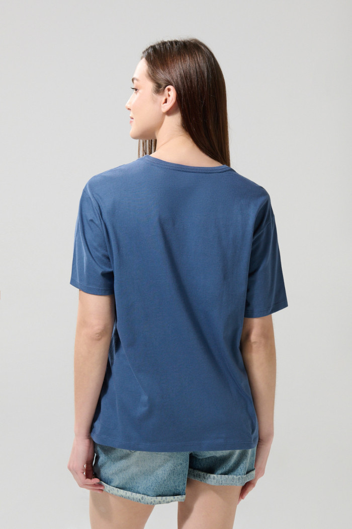 Camiseta azul oscura college con manga corta y hombro rodado