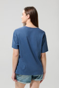 Camiseta azul oscura college con manga corta y hombro rodado
