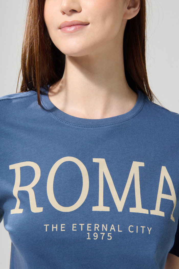 Camiseta azul oscura college con manga corta y hombro rodado