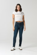 Camiseta crema acanalada con cuello redondo y arte college