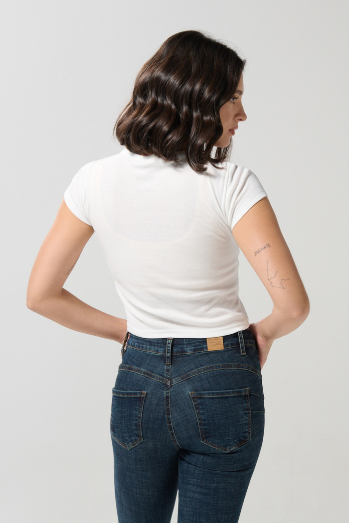 Camiseta crema acanalada con cuello redondo y arte college