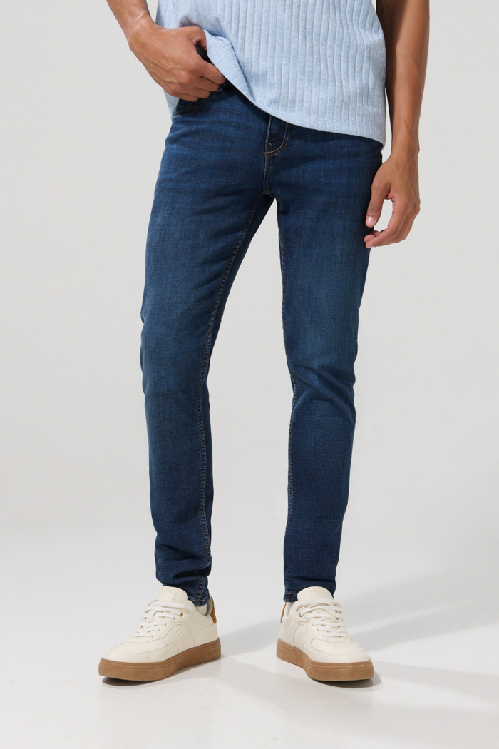 Jean skinny ajustado azul oscuro tiro bajo con bolsillos