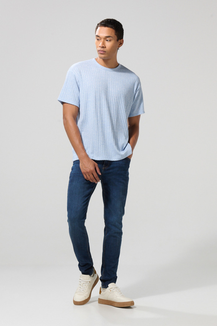 Jean skinny ajustado azul oscuro tiro bajo con bolsillos