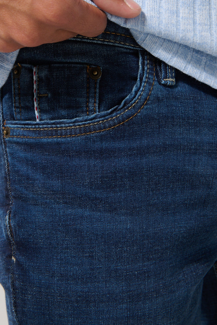 Jean skinny ajustado azul oscuro tiro bajo con bolsillos