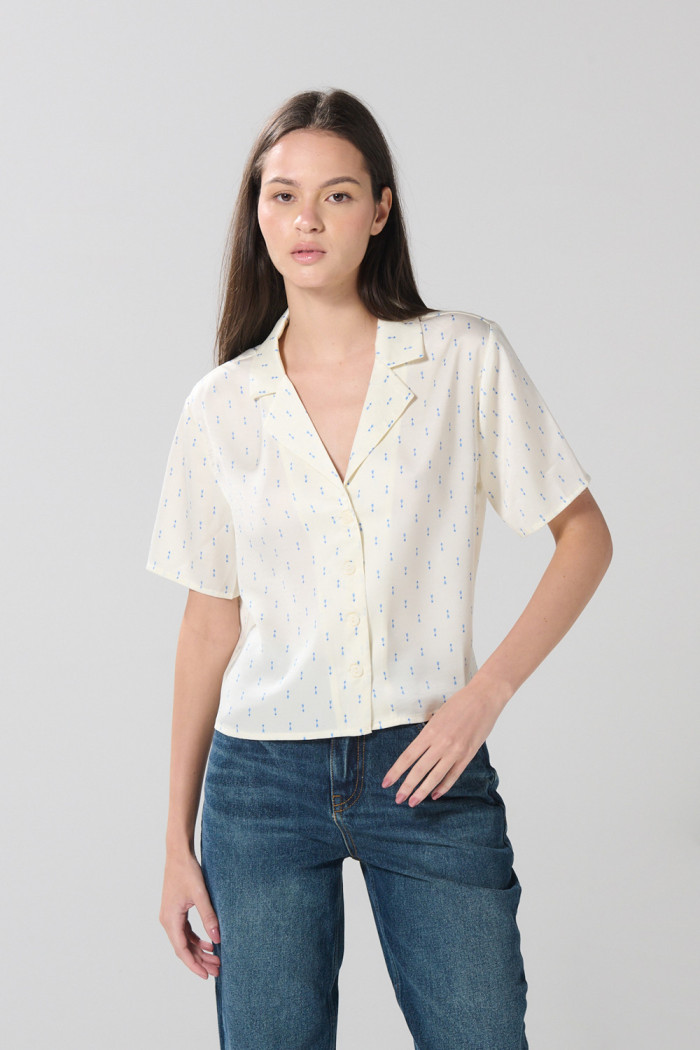 Blusa crema clara en satín estampada con manga corta
