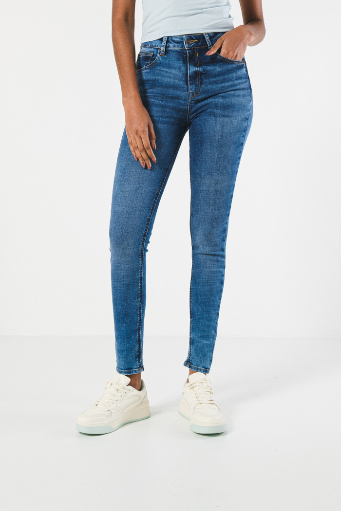 Jean push up ajustado azul claro tiro alto con realce