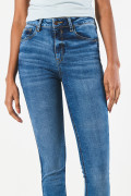 Jean push up ajustado azul claro tiro alto con realce