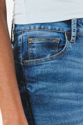 Jean push up ajustado azul claro tiro alto con realce