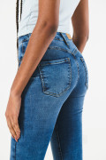 Jean push up ajustado azul claro tiro alto con realce