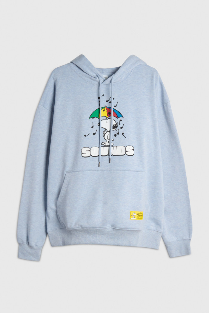 Buzo con capota azul claro y arte de Snoopy