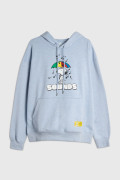 Buzo con capota azul claro y arte de Snoopy