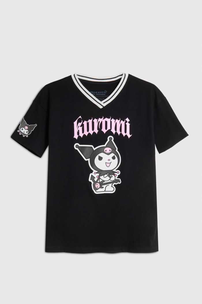 Camiseta cuello V oversize negra con arte de Kuromi