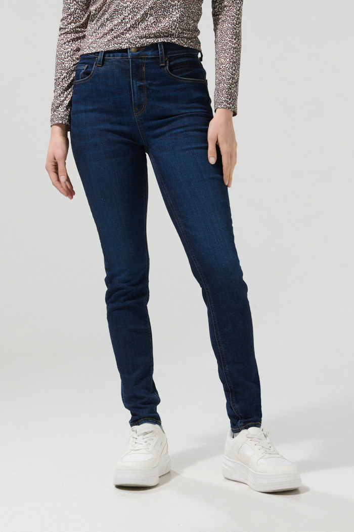 Jean jegging azul oscuro con costuras visibles y tiro alto