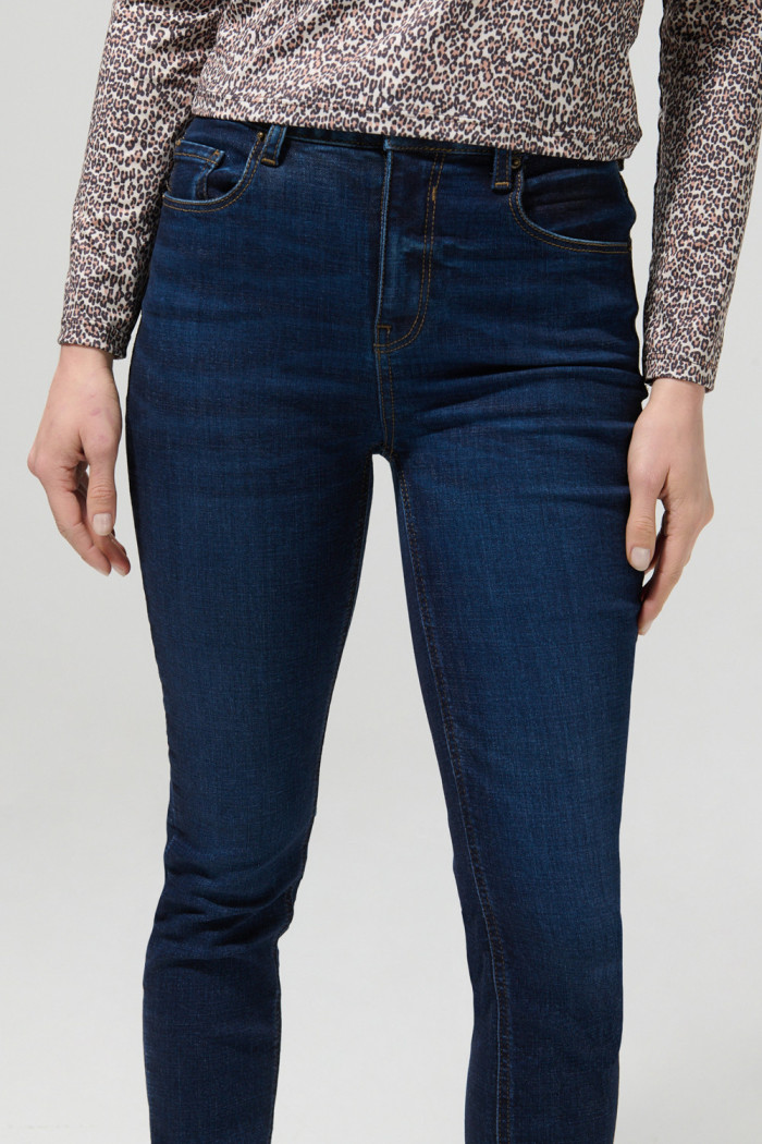 Jean jegging azul oscuro con costuras visibles y tiro alto