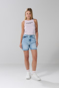 Camiseta manga sisa lila clara con estampado college