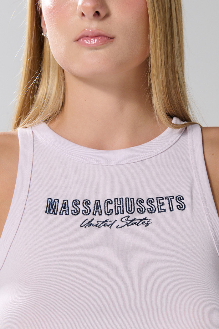 Camiseta manga sisa lila clara con estampado college