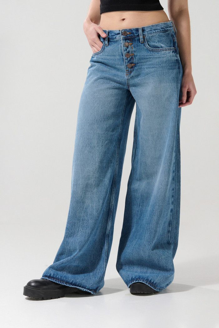 Jean palazzo azul con bota ancha, botones y tiro medio