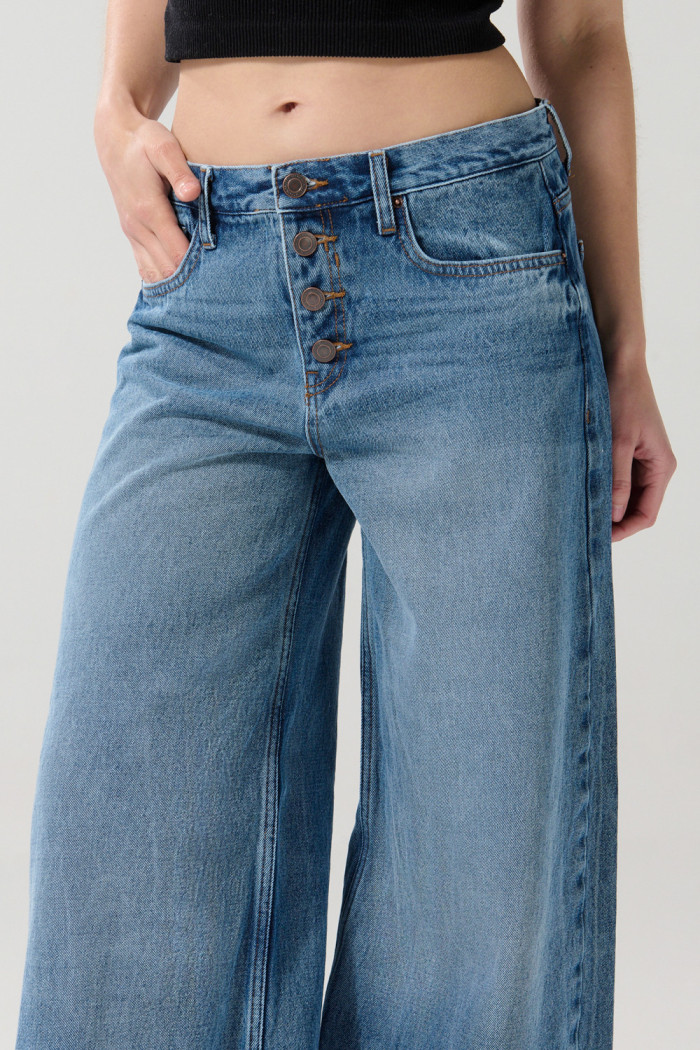 Jean palazzo azul con bota ancha, botones y tiro medio