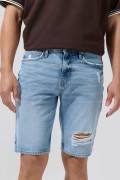 Bermuda de jean slim azul medio con rotos y tiro bajo