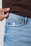 Bermuda de jean slim azul medio con rotos y tiro bajo