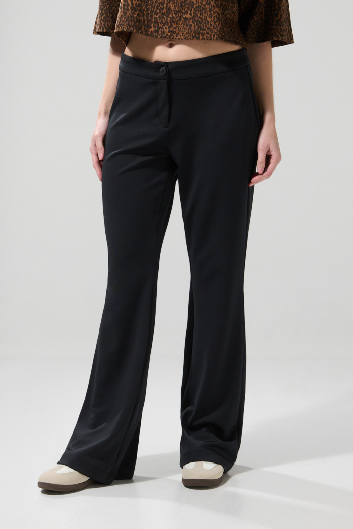 Pantalón negro flare con bota ancha y tiro medio