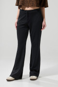 Pantalón negro flare con bota ancha y tiro medio