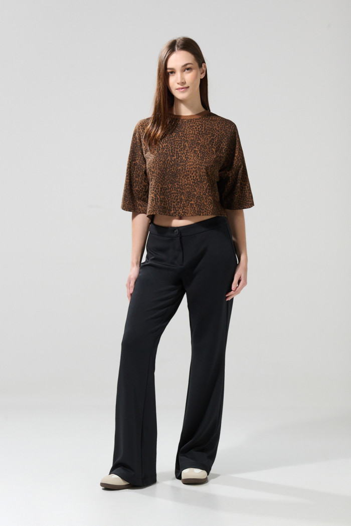Pantalón negro flare con bota ancha y tiro medio