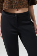 Pantalón negro flare con bota ancha y tiro medio