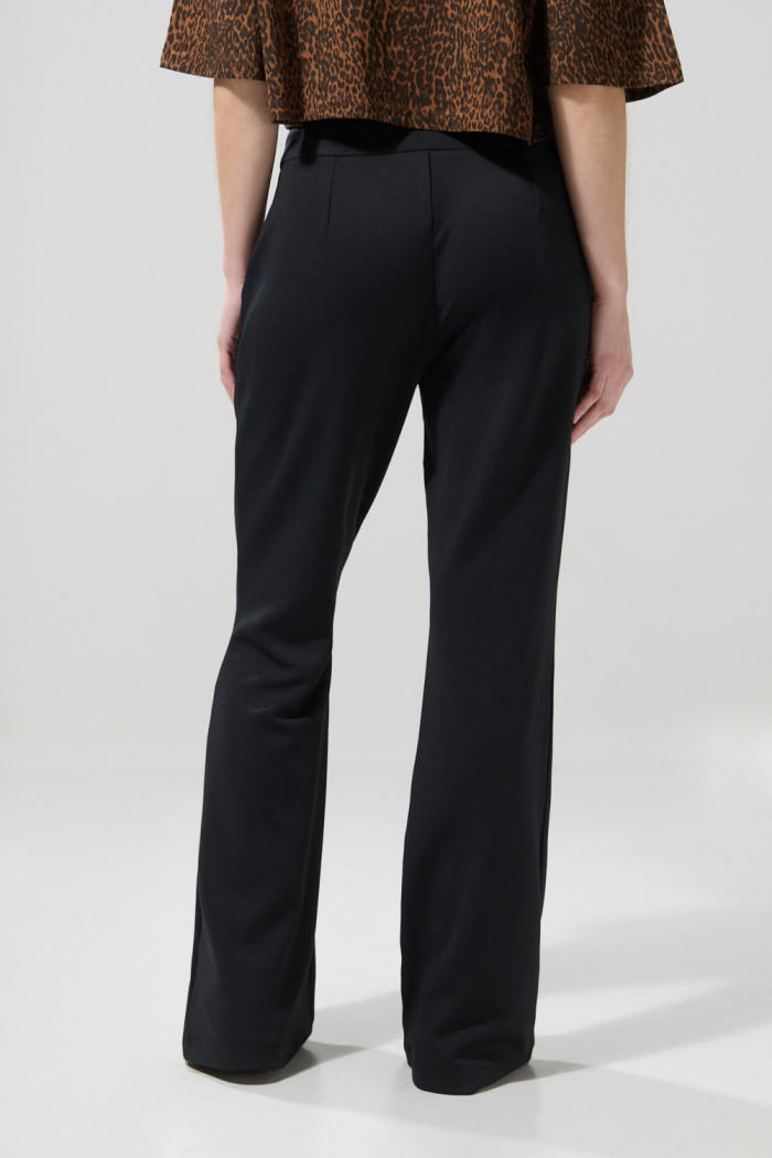 Pantalón negro flare con bota ancha y tiro medio