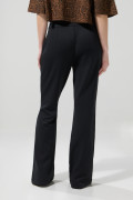 Pantalón negro flare con bota ancha y tiro medio