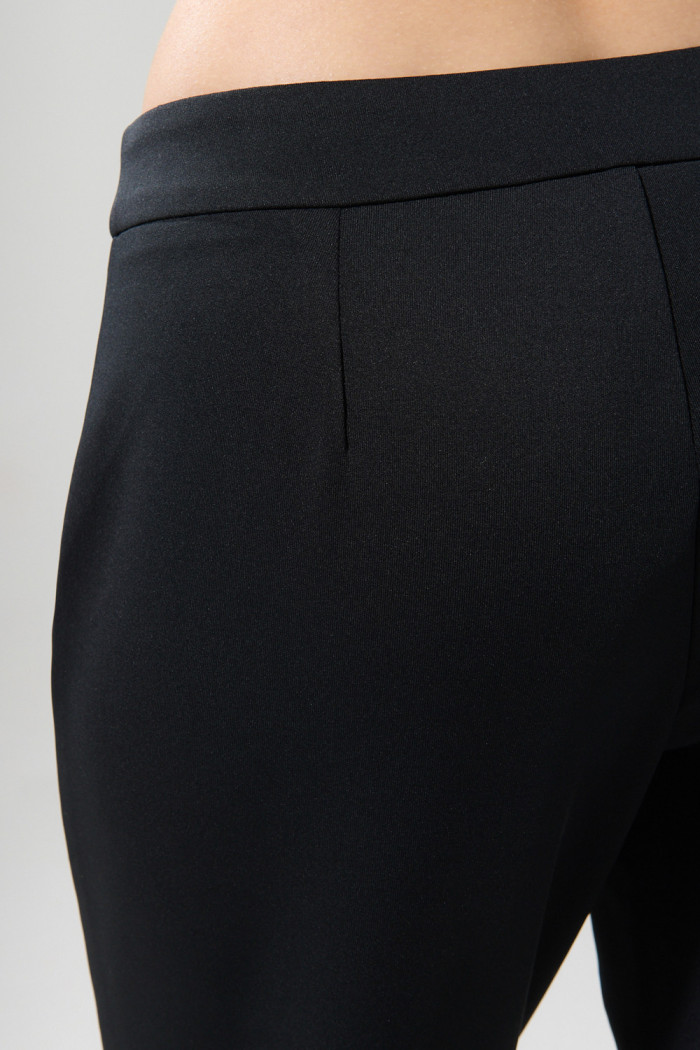 Pantalón negro flare con bota ancha y tiro medio