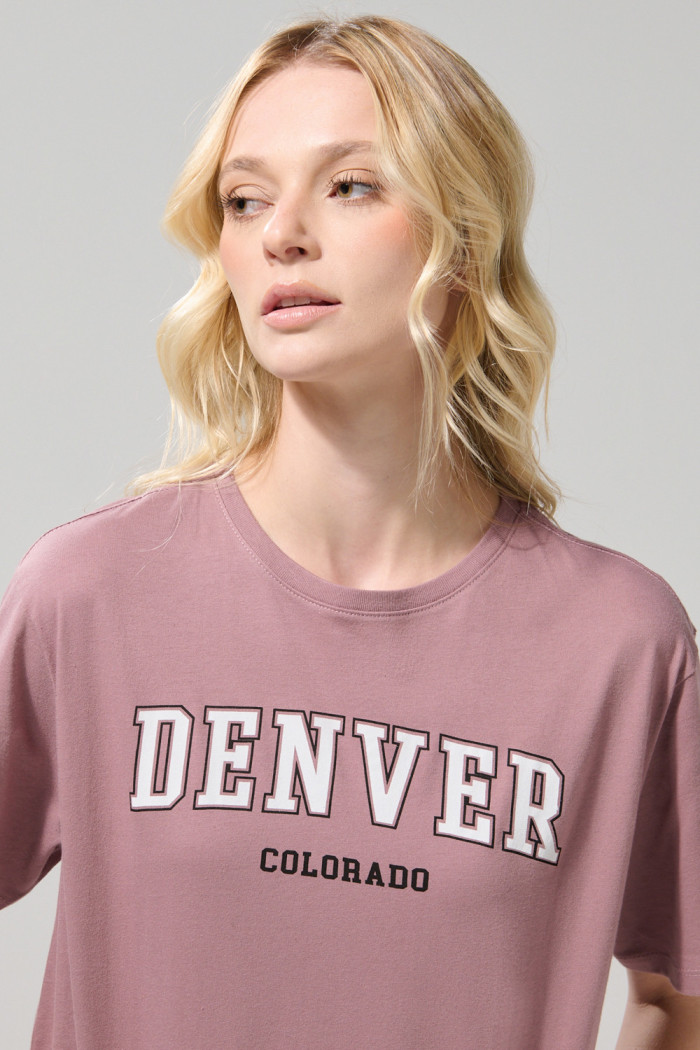 Camiseta manga corta rosada oscura con arte college