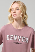 Camiseta manga corta rosada oscura con arte college
