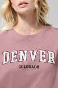 Camiseta manga corta rosada oscura con arte college