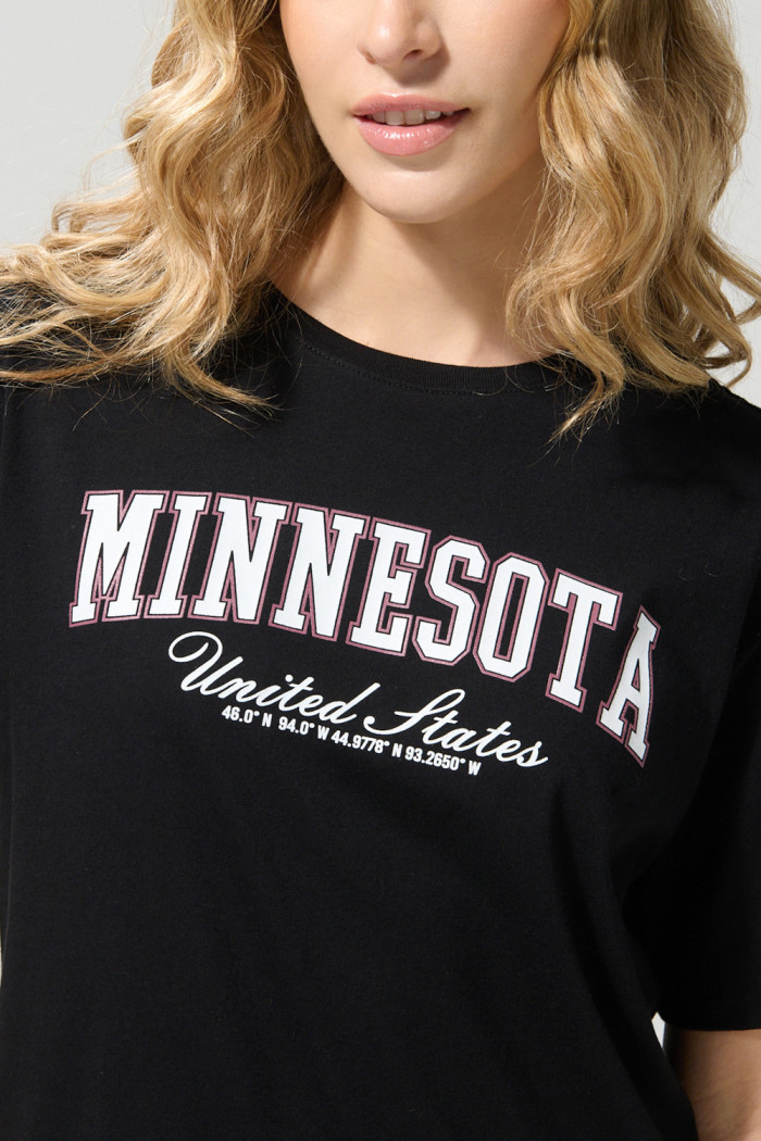 Camiseta en algodón college negra con manga corta