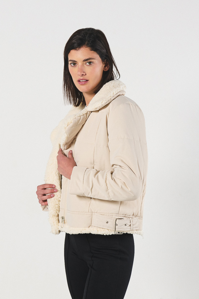 Chaqueta unicolor biker acolchada con detalle sherpa interno