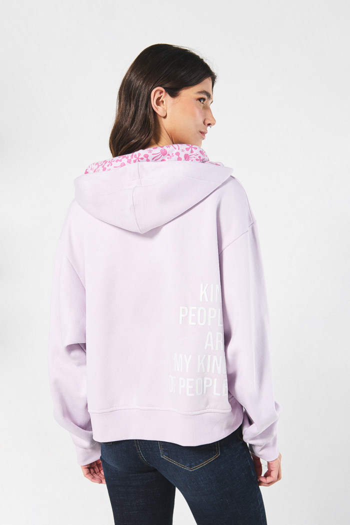 Buzo lila oversize con capota y diseños de Bob Esponja
