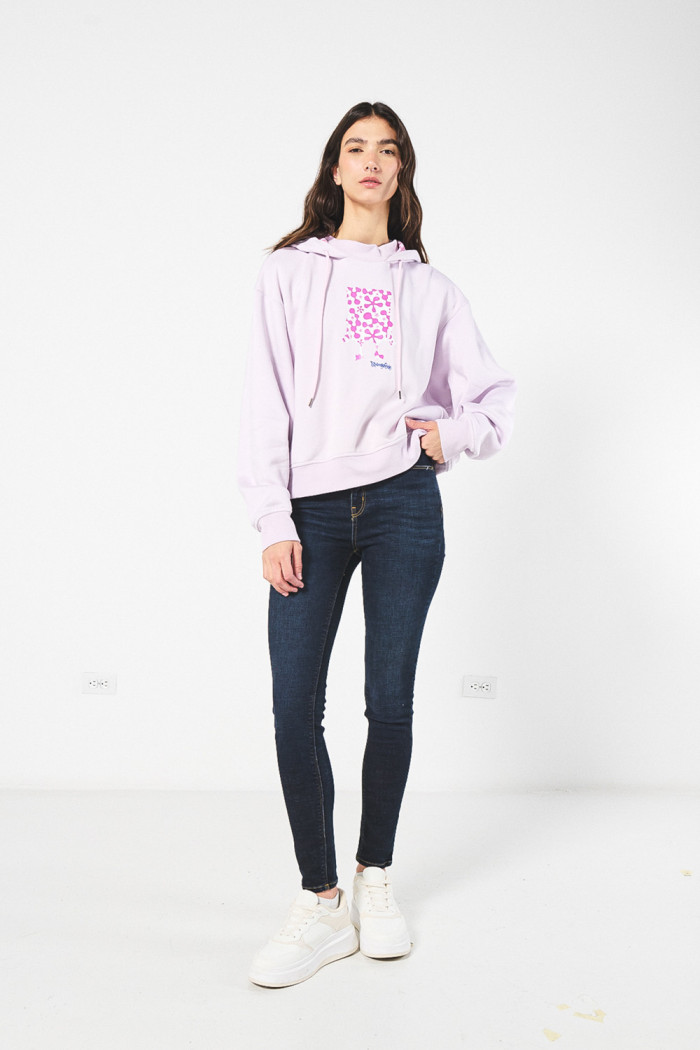 Buzo lila oversize con capota y diseños de Bob Esponja