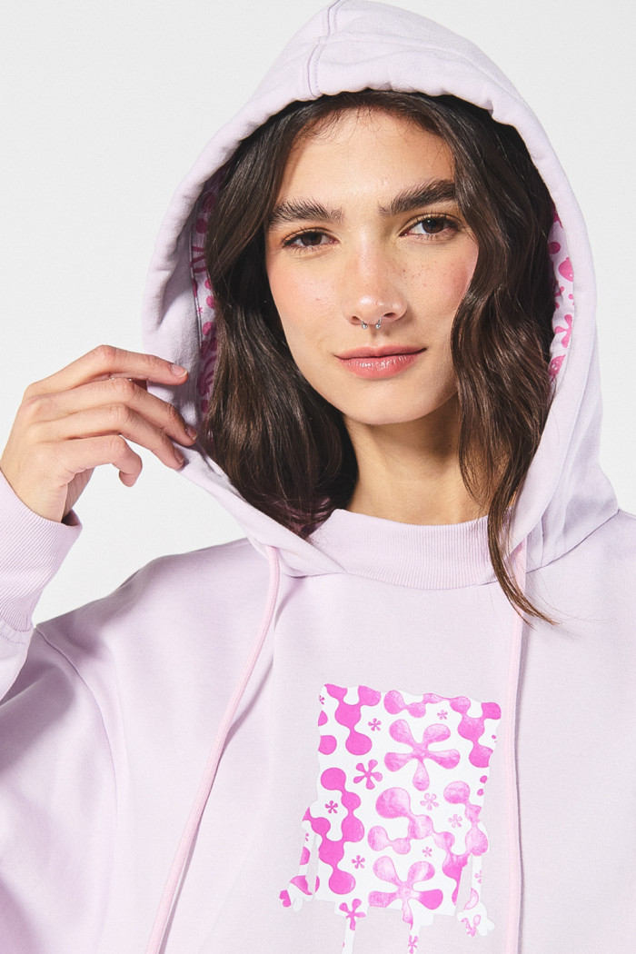 Buzo lila oversize con capota y diseños de Bob Esponja
