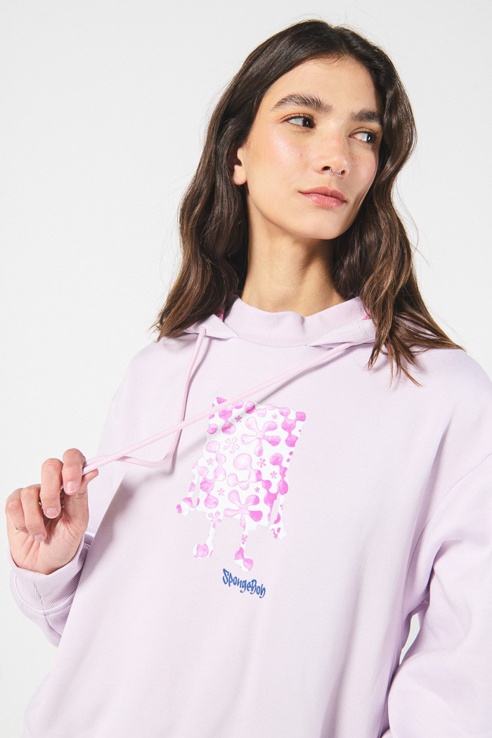 Buzo lila oversize con capota y diseños de Bob Esponja