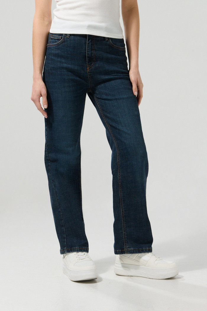 Jean straight leg azul oscuro con bota recta y fit holgado